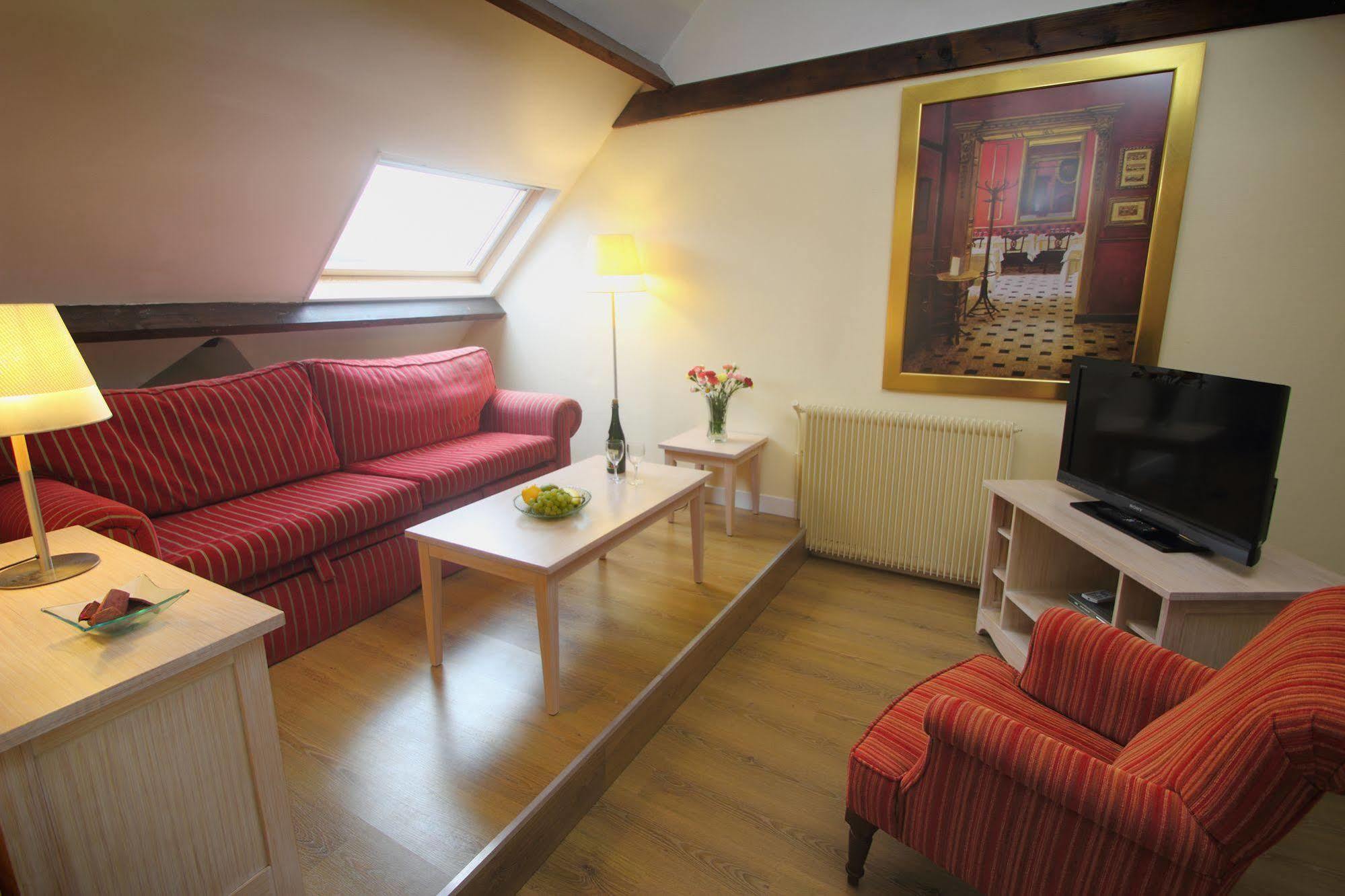 Karma Manoir Des Deux Amants Aparthotel Connelles Kültér fotó