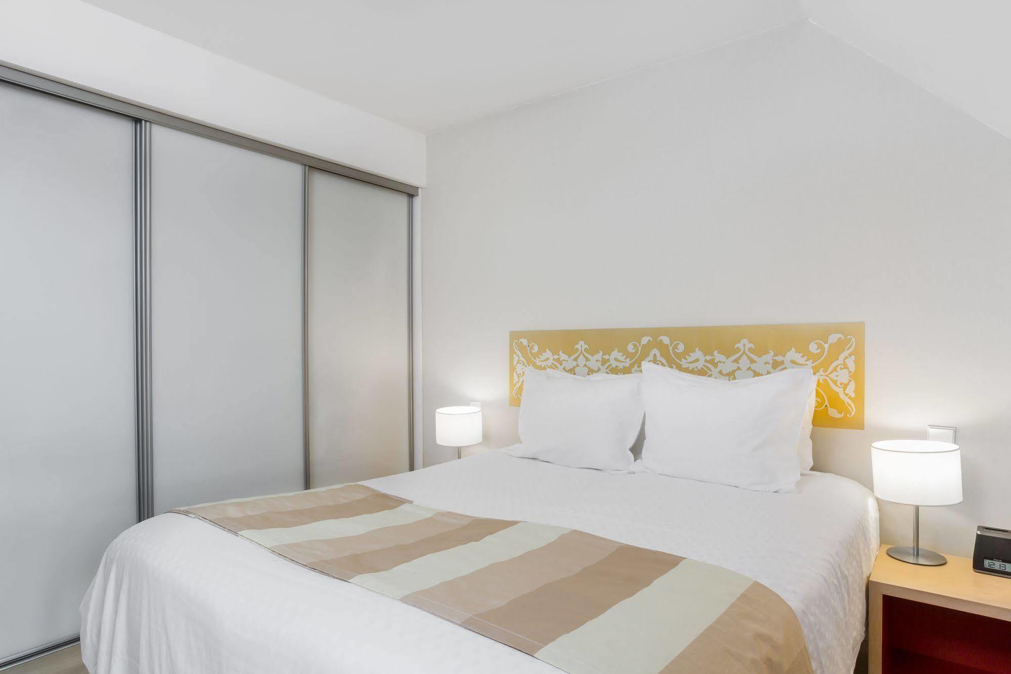 Karma Manoir Des Deux Amants Aparthotel Connelles Kültér fotó