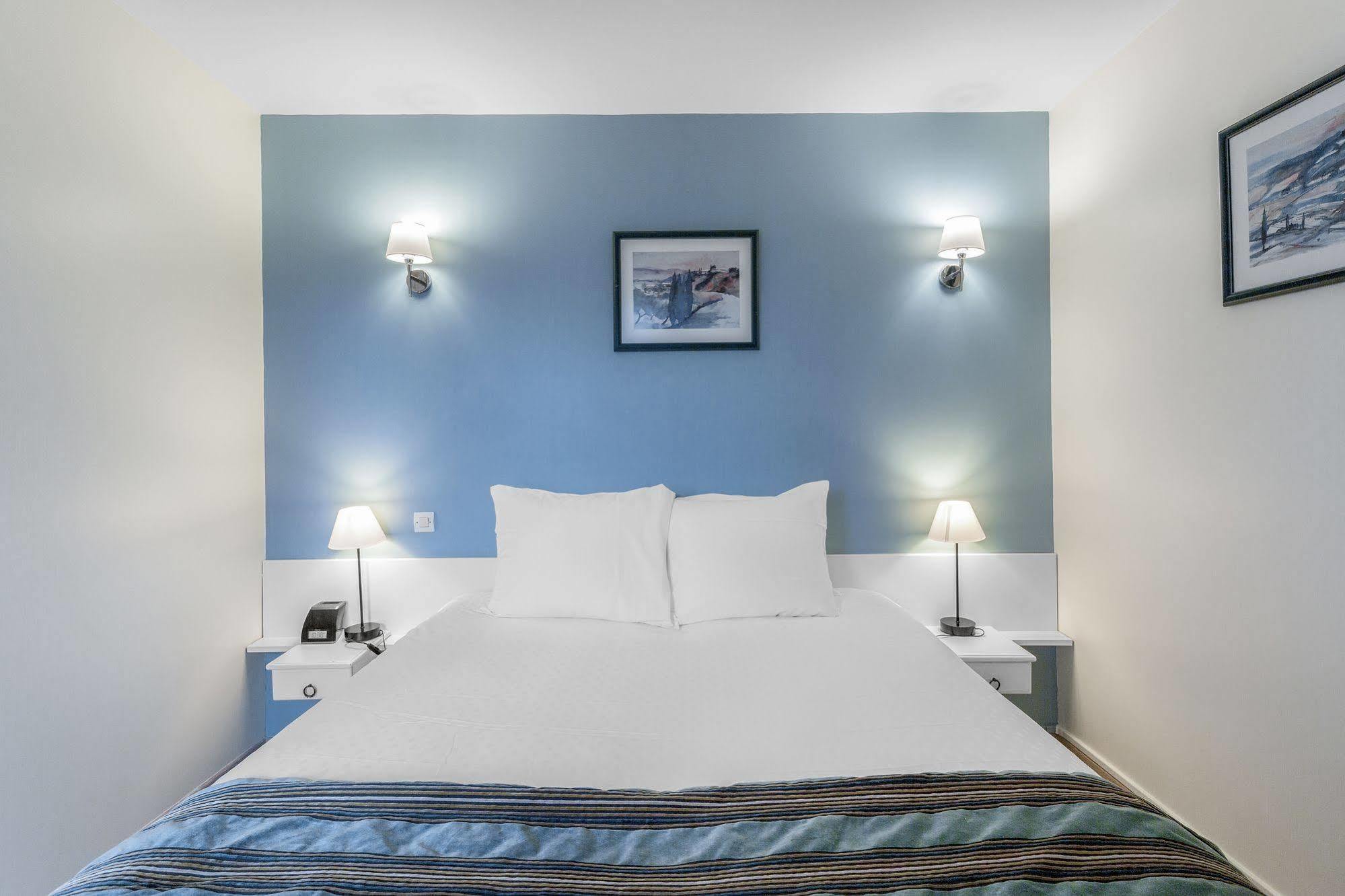 Karma Manoir Des Deux Amants Aparthotel Connelles Kültér fotó