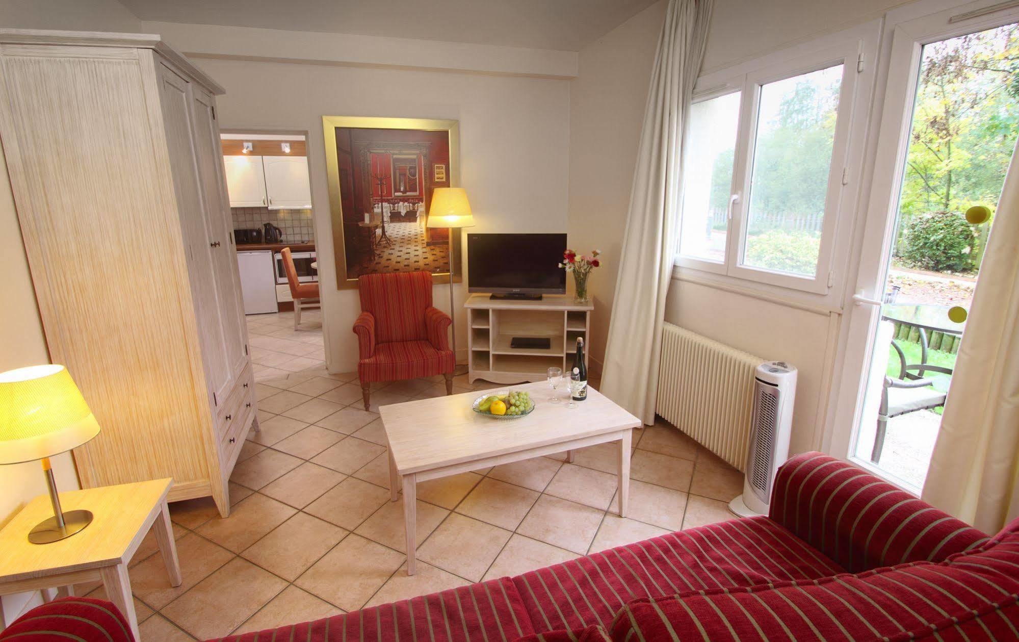 Karma Manoir Des Deux Amants Aparthotel Connelles Kültér fotó