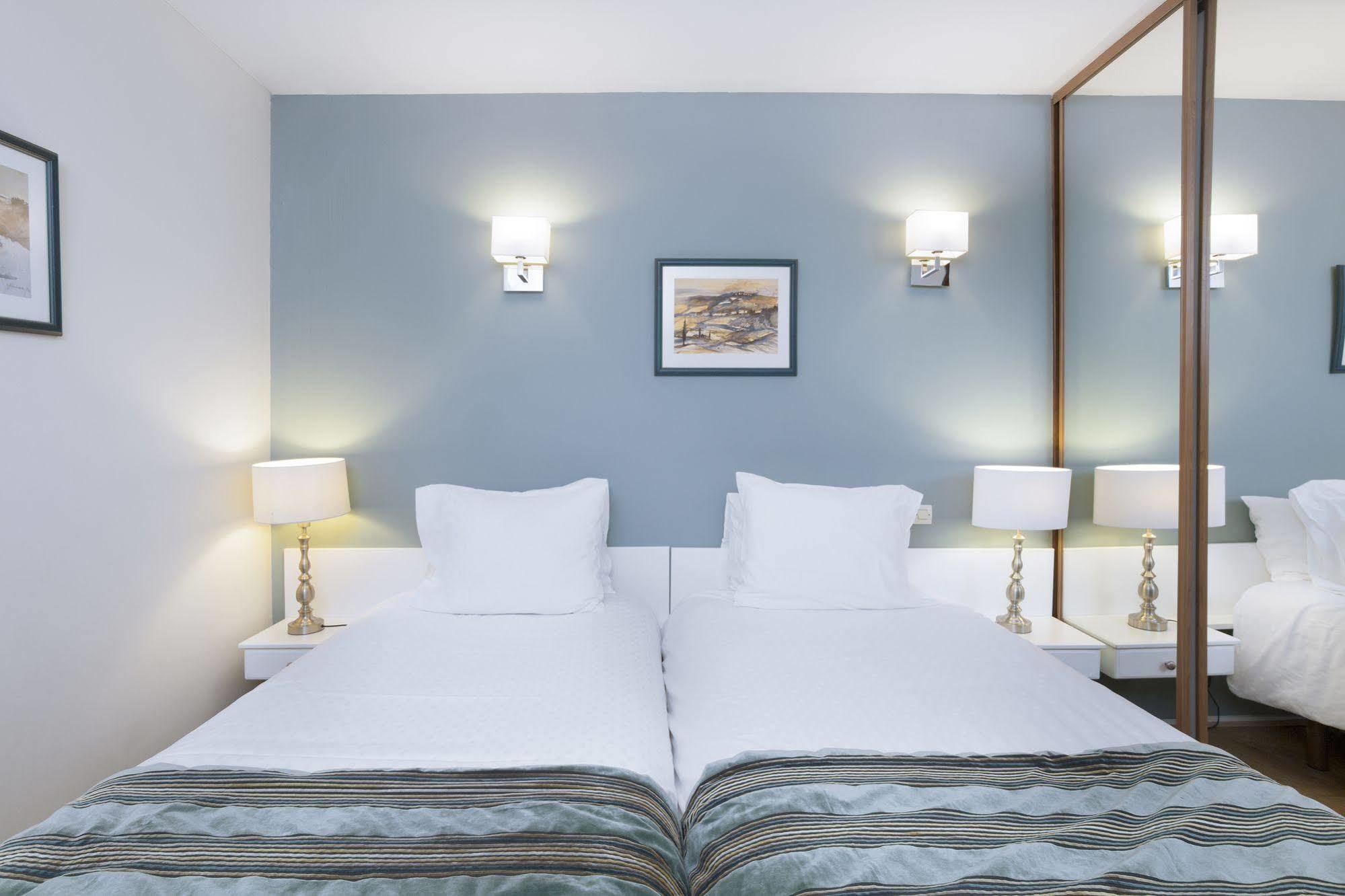 Karma Manoir Des Deux Amants Aparthotel Connelles Kültér fotó
