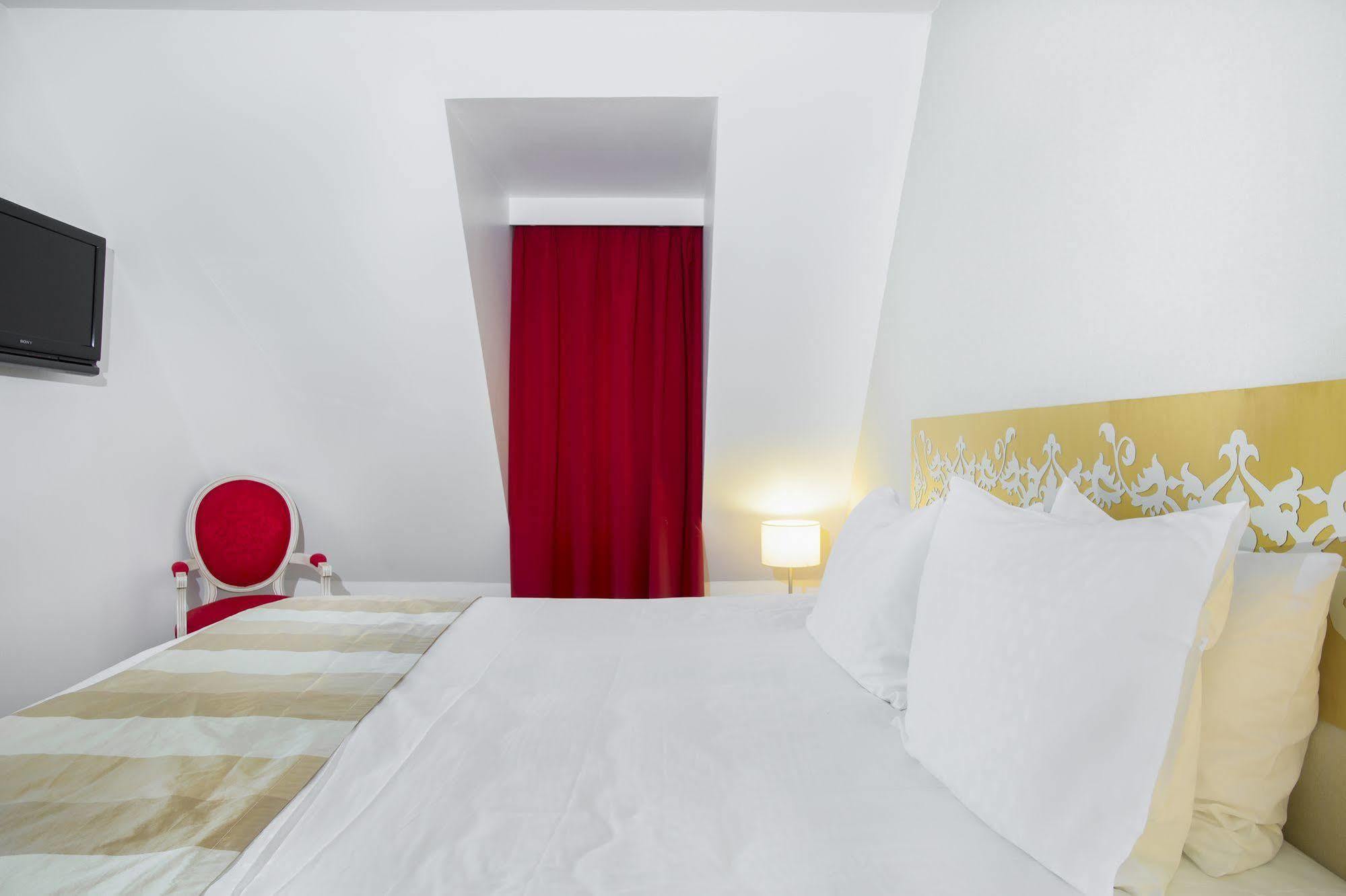 Karma Manoir Des Deux Amants Aparthotel Connelles Kültér fotó